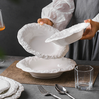 Service de vaisselle en céramique blanche, assiettes texturées en relief, logo personnalisé, restaurant, hôtel, traiteur, banquet de mariage