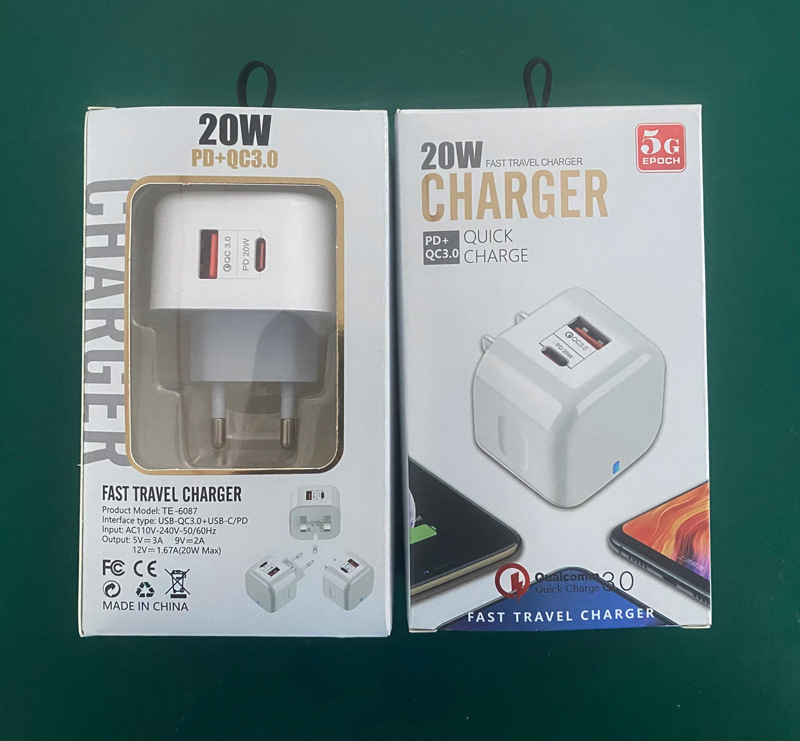 Enchufe blanco europeo con embalaje en caja.