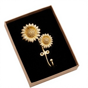 Ganchos de pared artesanales con diseño de girasol, material duradero con acabado elegante, perfectos para toallas y exhibición colgante en la puerta - Product Image 1