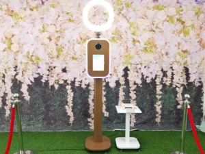 Cabina de Fotos Portátil Vintage de Fácil Montaje con Acabado de Madera para Bodas y Fiestas, Compatible con DSLR, Selfies y iPad - Product Image 1