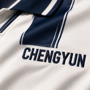 Maillot de football rétro classique personnalisé avec impression numérique sur mesure pour les clubs professionnels - Product Image 4