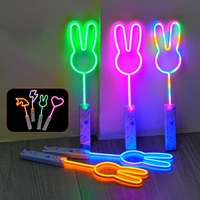 Bâton lumineux LED créatif en forme de cœur 45CM, baguette lumineuse colorée clignotante pour concert, fête, jouet de cheering, vente en gros