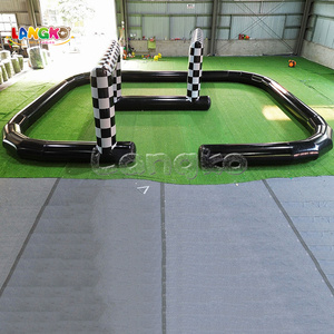 Piste <span class=keywords><strong>de</strong></span> course gonflable noire commerciale avec arche à carreaux, arène portable <span class=keywords><strong>pour</strong></span> voitures tamponneuses et karts <span class=keywords><strong>pour</strong></span> <span class=keywords><strong>location</strong></span> <span class=keywords><strong>de</strong></span> fêtes d'enfants - Product Image 3
