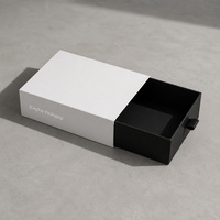 Caja de Regalo Deslizante de Cartón Rígido con Forro Interior Negro y Funda Blanca Premium, Superficie Mate Lisa, Logotipo Personalizado