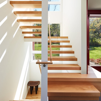 Escalier flottant sur mesure pour rénovation intérieure avec supports dissimulés et marches en bois naturel