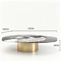 Table basse en marbre marbré Dream Home, surface irrégulière, socle doré poli, table de canapé design moderne