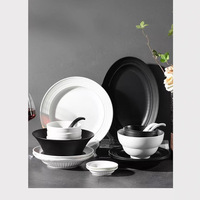 Ensemble de vaisselle haut de gamme pour la maison : bols, assiettes et soucoupes côtelés élégants et raffinés noir et blanc, couleur sous-glaçure