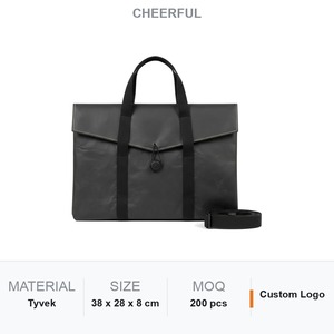 กระเป๋าสะพายข้าง Tyvek สีดำ พร้อมดีไซน์เย็บตะเข็บสีเอครูแบบมินิมอล  พร้อมฝาปิดแบบเรียบง่าย  สามารถสกรีนโลโก้ได้ เหมาะสำหรับใช้ในสตูดิโอ - Product Image 1