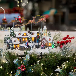 Grande maison de Noël musicale en polyrésine avec scène de traîneau du Père Noël volant, village de Noël avec arbre de Noël rotatif - Product Image 5
