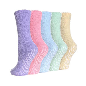 Chaussettes Chaudes et Douces Antidérapantes en Peluche pour Femmes – Idéales pour Dormir - Product Image 1