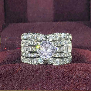 Anello di Fidanzamento da Donna in Oro Bianco con Diamante Naturale Taglio Brillante Rotondo Colore D e Pietre Laterali - Product Image 5