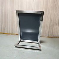 Miroir sur pied moderne avec base en métal poli, idéal pour les zones d'essayage en magasin, utilisable comme présentoir en magasin