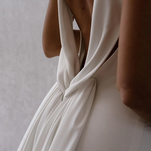 Abito da sposa sirena staccabile con scollatura a v profonda - Product Image 1