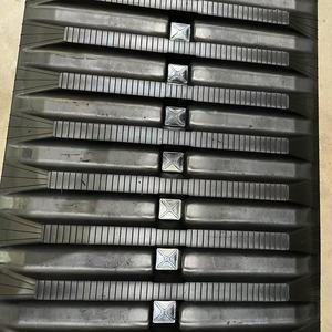 Nouveau design Version Oblique Angle Dumper <span class=keywords><strong>Rubber</strong></span> <span class=keywords><strong>Track</strong></span> 700x100x98 pour Morooka Mst 1500 Lot de <span class=keywords><strong>2</strong></span> 28 "Heavy Duty Multi-Bar Pattern - Product Image 1