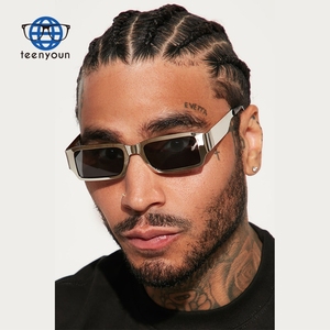 Teenyoun Vente en gros Hip-<span class=keywords><strong>hop</strong></span> Punk Moderne Mode Homme Petit Cadre Carré Y2k Nuances <span class=keywords><strong>Pub</strong></span> UV400 Métal Femmes Lunettes de Soleil Logo Personnalisé - Product Image 1