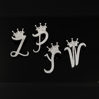 Pendentif Couronne Personnalisé en Argent 925 avec Moissanite VVS Incrustée, Lettres Cursives Initiales (26 Lettres) – Vente en Gros Hip-Hop