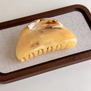 Pinza de Pelo Marrón con Diseño de Garra de Tiburón para Mujer, Color Café Mate, Geométrica, Pinzas de Pelo Grandes Esmeriladas, Superventas - Product Image 4