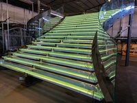Escalier flottant incurvé moderne, garde-corps en verre et acier inoxydable sur mesure, rampe écologique, projet d'escalier extérieur pour villa