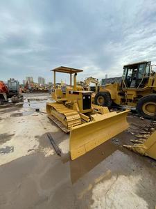 Topadora de cadenas Caterpillar D3C amarilla, equipo de construcción con cuchilla y motor para tareas de movimiento de tierras - Product Image 4