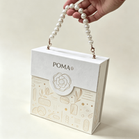 Boîte de rangement magnétique en daim de luxe en gros, boîte cadeau à rabat avec poignée en perles pour emballage de bijoux, estampage à chaud