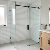 Cabine de douche moderne en L sans cadre avec porte coulissante en verre, cloison de salle de bain sur mesure