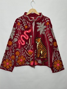 เสื้อแจ็คเก็ตปักลายกำมะหยี่สีเบอร์กันดีสำหรับผู้หญิง |   ลายปักดอกไม้รูปเสือและงู |   เสื้อแจ็คเก็ตสั้นคอปกสไตล์โบโฮเอธนิค - Product Image 5