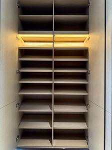 Mobile dispensa moderno di lusso con armadio per scarpe, design personalizzato in legno chiaro con illuminazione a LED, soluzione di archiviazione di alta gamma - Product Image 3