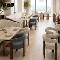 Mobilier de restaurant commercial sur mesure J2S avec tables en bois et chaises rembourrées pour projets hôteliers modernes