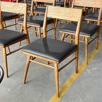 Chaise de salle à manger nordique moderne en bois de frêne massif Siège en cuir noir Chaises de salle à manger Lux pour meubles de restaurant et café