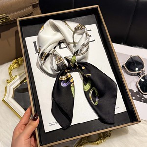 <span class=keywords><strong>Sciarpa</strong></span> in Raso Primavera Estate per Donne 70x70 Motivo Geometrico a Pois Bianco e Nero con Accento a Catena per Borsa e Testa Pronta Consegna - Product Image 2