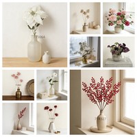 Bunga Gerbera Daisy Ungu Plum Buatan dengan Daun Eucalyptus dalam Botol Kaca Amber untuk Dekorasi Meja Pernikahan di Pintu Masuk
