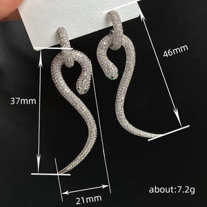 Boucles d'oreilles audacieuses en forme de serpent pour femmes, bijoux fantaisie au design animalier chic - Product Image 3