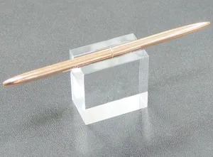 Huisen Lucite ปากกาตั้งแสดงแกะสลักอะคริลิบล็อกผู้ถือปากกาที่มีช่อง Nifty ปากกาคริลิคที่ชัดเจนยืน