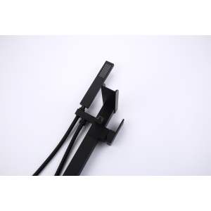 Grifo de bañera independiente Db de un solo manípulo, negro mate, de montaje en suelo con ducha de mano de chorro suave para uso en baño - Product Image 3