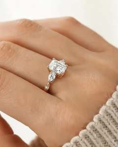 Fabricant de bijoux Luster, bagues de fiançailles et de mariage de luxe en or rempli 10K/14K/18K avec diamants de laboratoire taille émeraude, bijoux personnalisés - Product Image 2