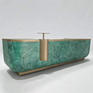 Table de réception Q151 en quartzite vert brillant à coins arrondis, finition en laiton de luxe, pour hall d'hôtel, spa, réception, taille personnalisée disponible - Product Image 1