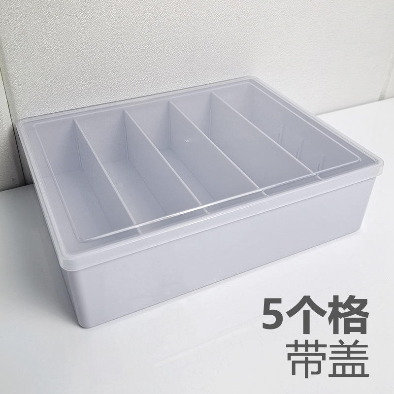 Tapa blanca de cinco compartimentos.