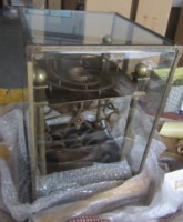 Horloge de table à mouvement mécanique en laiton antique français, à gravité, à boule tombante visible, avec plateforme d'échappement et base standard