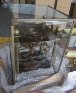 <span class=keywords><strong>Horloge</strong></span> de table à <span class=keywords><strong>mouvement</strong></span> mécanique en laiton antique français, à gravité, à boule tombante visible, avec plateforme d'échappement et base standard - Product Image 4