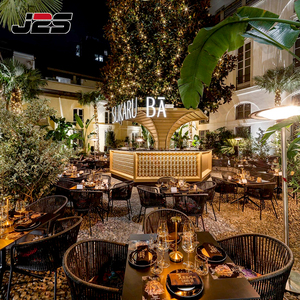 مجموعة أثاث مطعم عصرية صديقة للبيئة J2S، كراسي منسوجة بالحبال مع طاولات خشبية للمشاريع الخارجية في البارات والمقاهي والفنادق والحدائق - Product Image 4