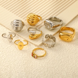 Vente en gros de bagues géométriques empilables en acier inoxydable plaqué or 18 carats, bijoux minimalistes personnalisés pour femmes - Product Image 3