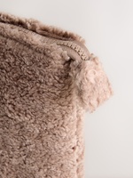Pochette de maquillage pour femme en tissu doux Teddy avec fermeture éclair et logo personnalisé pour l'hiver, pochette de toilette en peluche douce pour femme