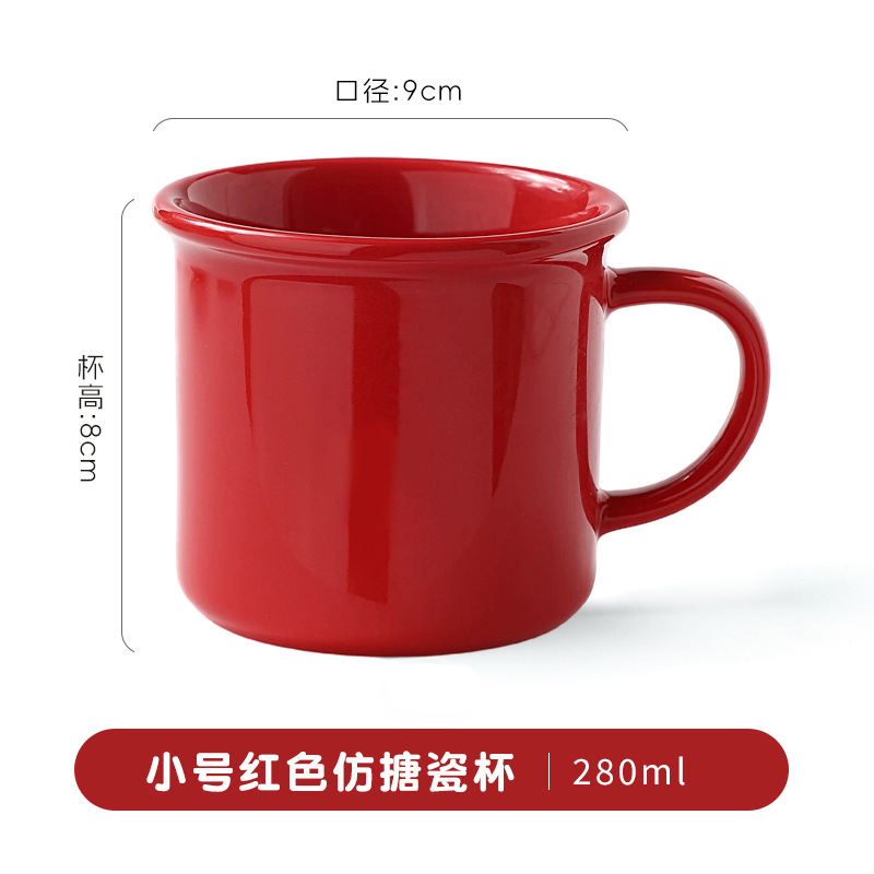 Taza pequeña roja de imitación esmaltada.