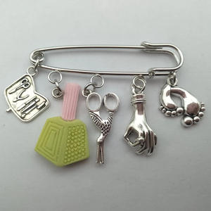 เข็มกลัดโลหะผสมลายเล็บแฟชั่น พร้อมที่ตัดเล็บ จี้รูปมือ สไตล์ลำลอง น่ารัก ลายชนเผ่า สำหรับสาวๆ เซ็กซี่ งานแต่งงาน งานปาร์ตี้ - Product Image 4