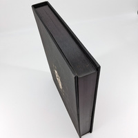 Livres reliés en édition spéciale personnalisée avec tranche pulvérisée, impression offset sur papier kraft, gaufrage et vernis sélectif UV
