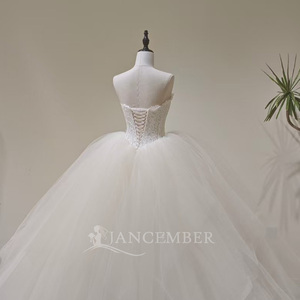 Robe de mariée moderne LY100 sans bretelles, style Empire, en dentelle brodée, tulle, avec appliques florales et cristaux, jupe longue jusqu'au sol - Product Image 5