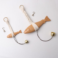 Décoration murale en bois de hêtre sculpté à la main en forme de poisson avec clochette pour portes ou fenêtres