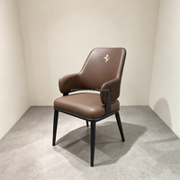 Mobilier de restauration commercial : chaises à structure en fer avec revêtement en cuir et chaises en bois massif, idéales pour les cafés et les restaurants.
