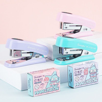 Nouvel arrivage Mini agrafeuse et agrafes de dessin animé mignon Ensemble vente en gros de papier de test portable et d'agrafeuse de stockage de livres pour les étudiants
