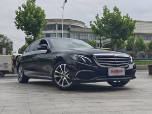 Se vende un coche <span class=keywords><strong>mercedes</strong></span>-ben-z E260L <span class=keywords><strong>2020</strong></span> de <span class=keywords><strong>segunda</strong></span> <span class=keywords><strong>mano</strong></span> con motor turboalimentado girando de izquierda a negro - Product Image 3